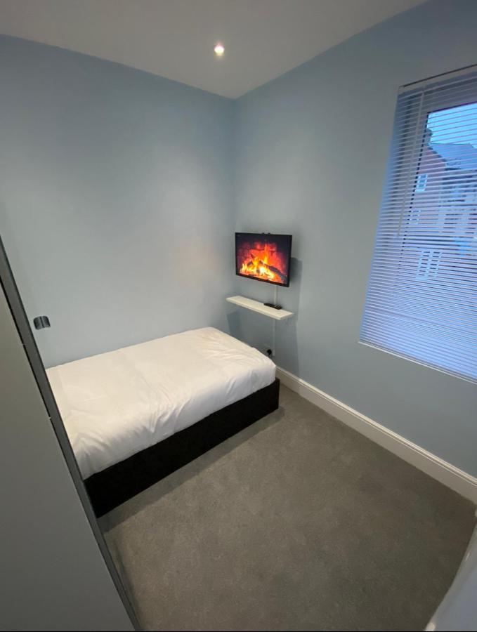 ברנסלי Private & Modern En-Suite Rooms Town Centre Self Check-In מראה חיצוני תמונה
