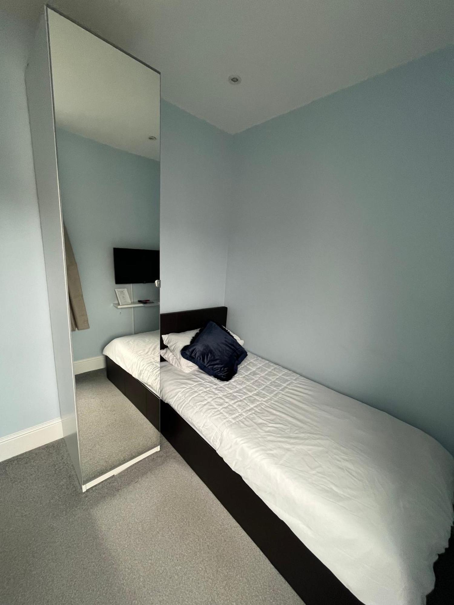 ברנסלי Private & Modern En-Suite Rooms Town Centre Self Check-In מראה חיצוני תמונה