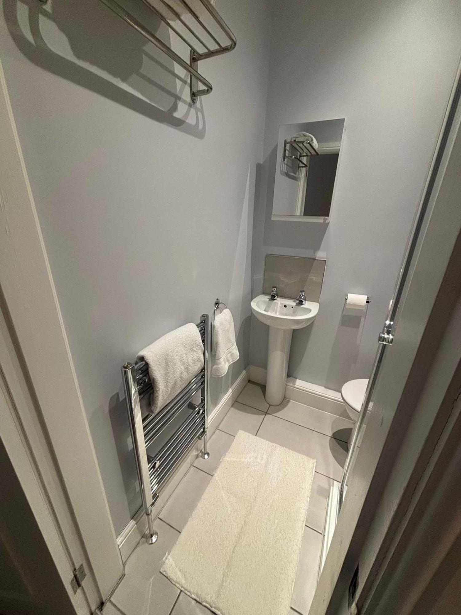 ברנסלי Private & Modern En-Suite Rooms Town Centre Self Check-In מראה חיצוני תמונה