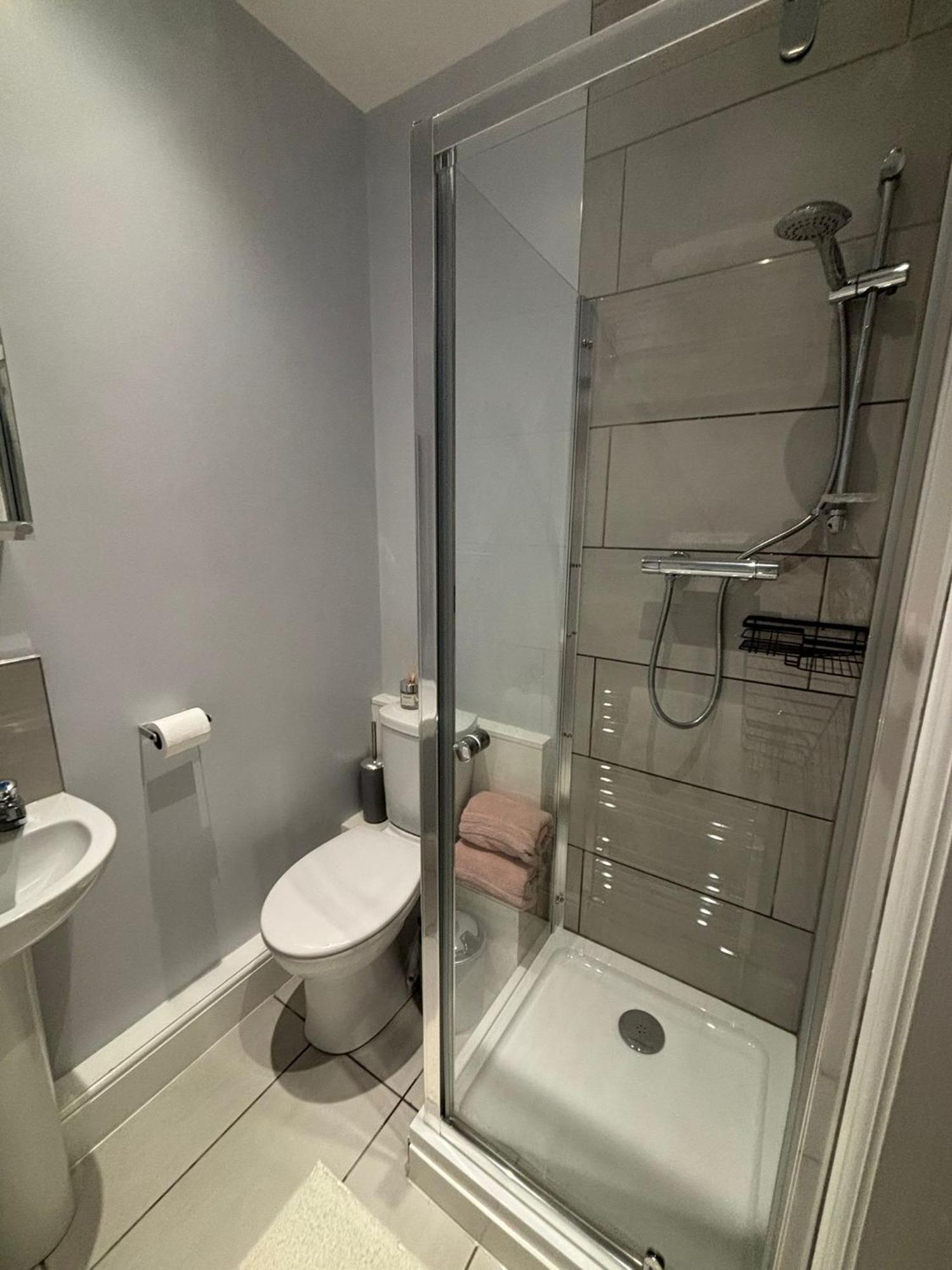 ברנסלי Private & Modern En-Suite Rooms Town Centre Self Check-In מראה חיצוני תמונה